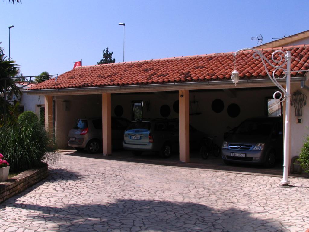 Apartments Nela Poreč Exteriör bild
